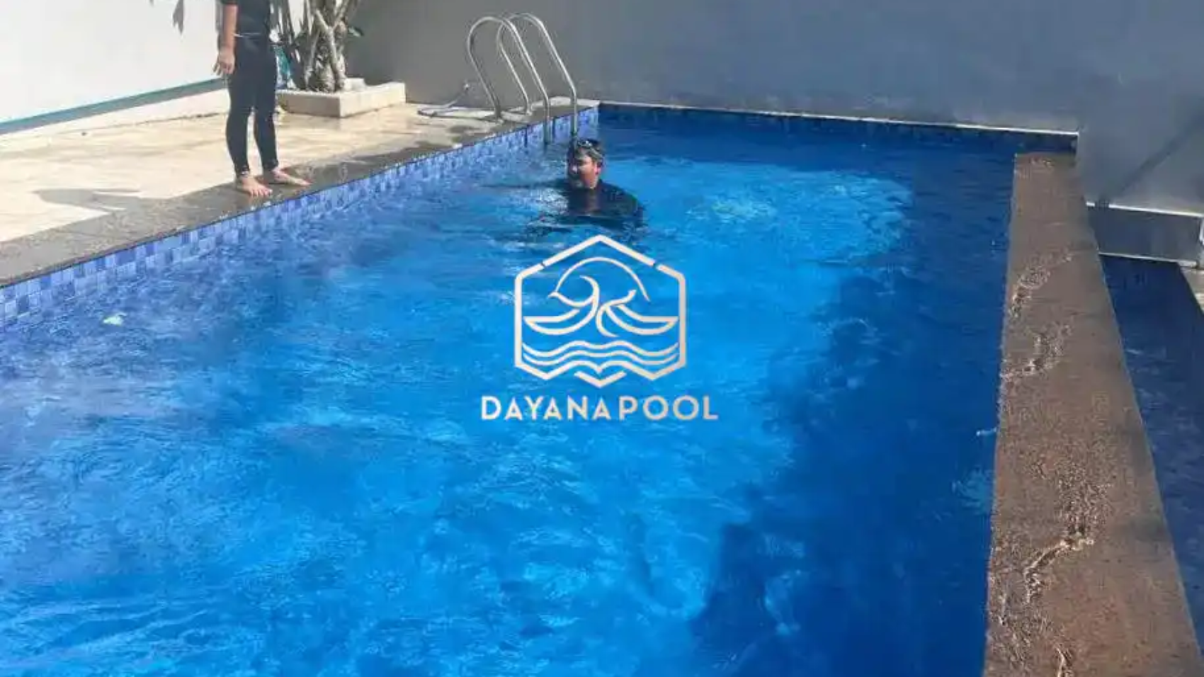 kolalm renang semi overflow dengan keramik biru buatan dayanapool