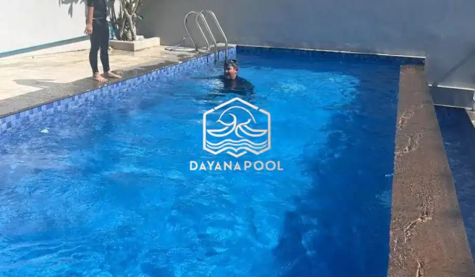 kolalm renang semi overflow dengan keramik biru buatan dayanapool
