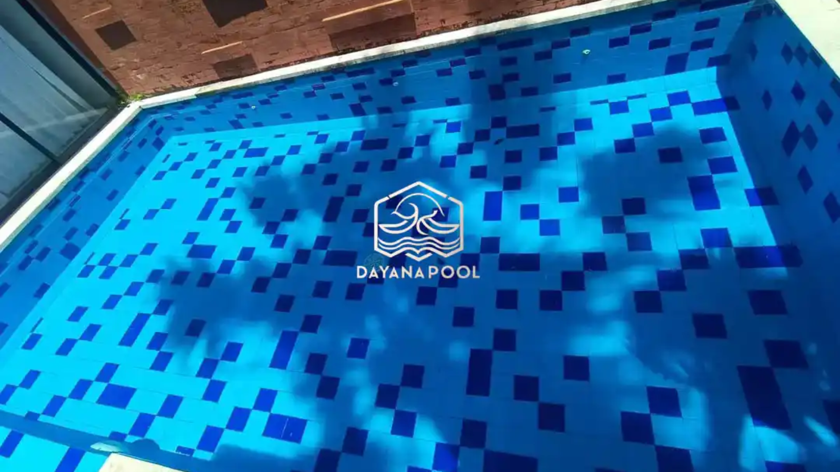 kolam renang skimmer dengan finishing keramik roman