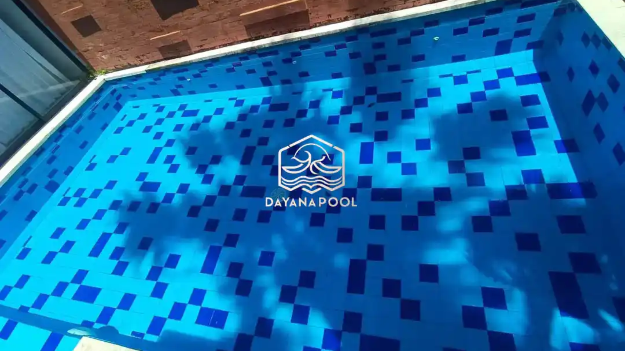 kolam renang skimmer dengan finishing keramik roman