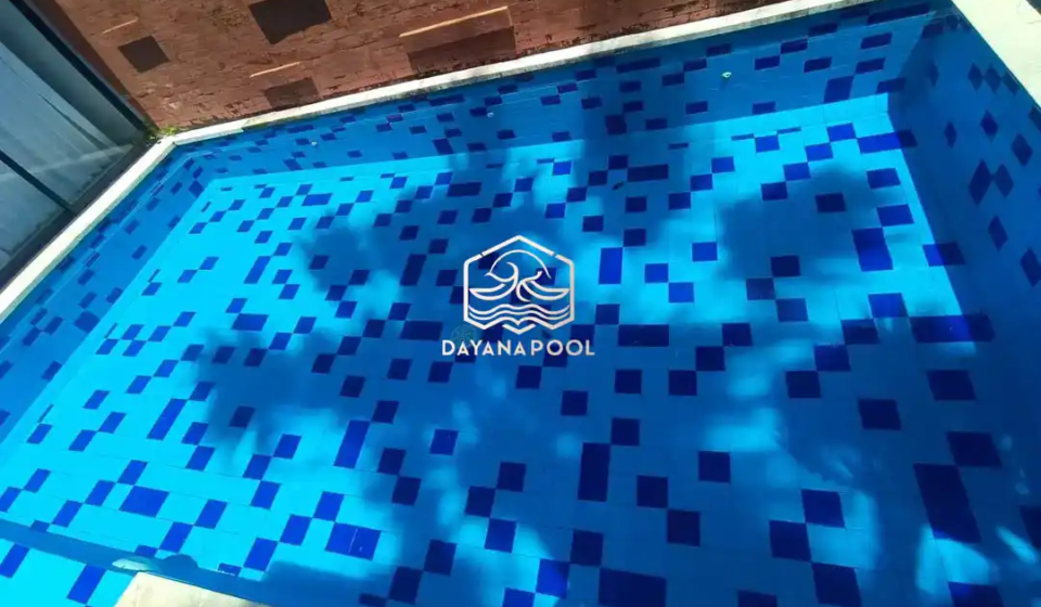 kolam renang skimmer dengan finishing keramik roman