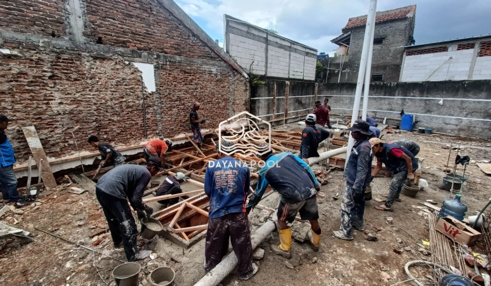 proses pengecoran koalm renang oleh tim dayanapool