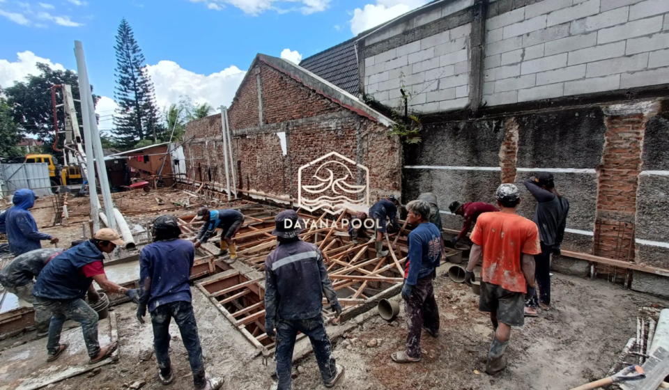 proses pengecoran koalm renang oleh tim dayanapool