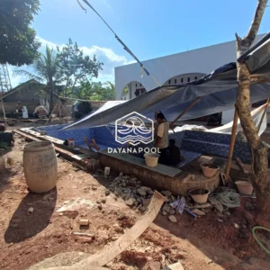 pemasangan keramik oleh tim dayanapool