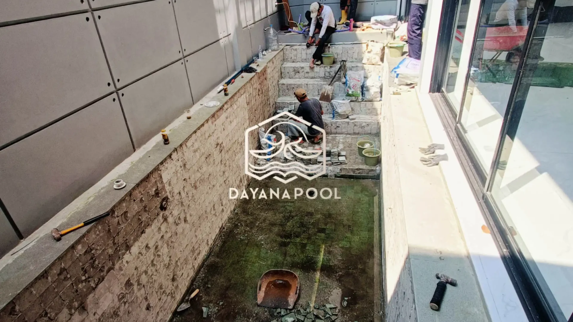 renovasi kolam renang yang bocor oleh tim dayanapool