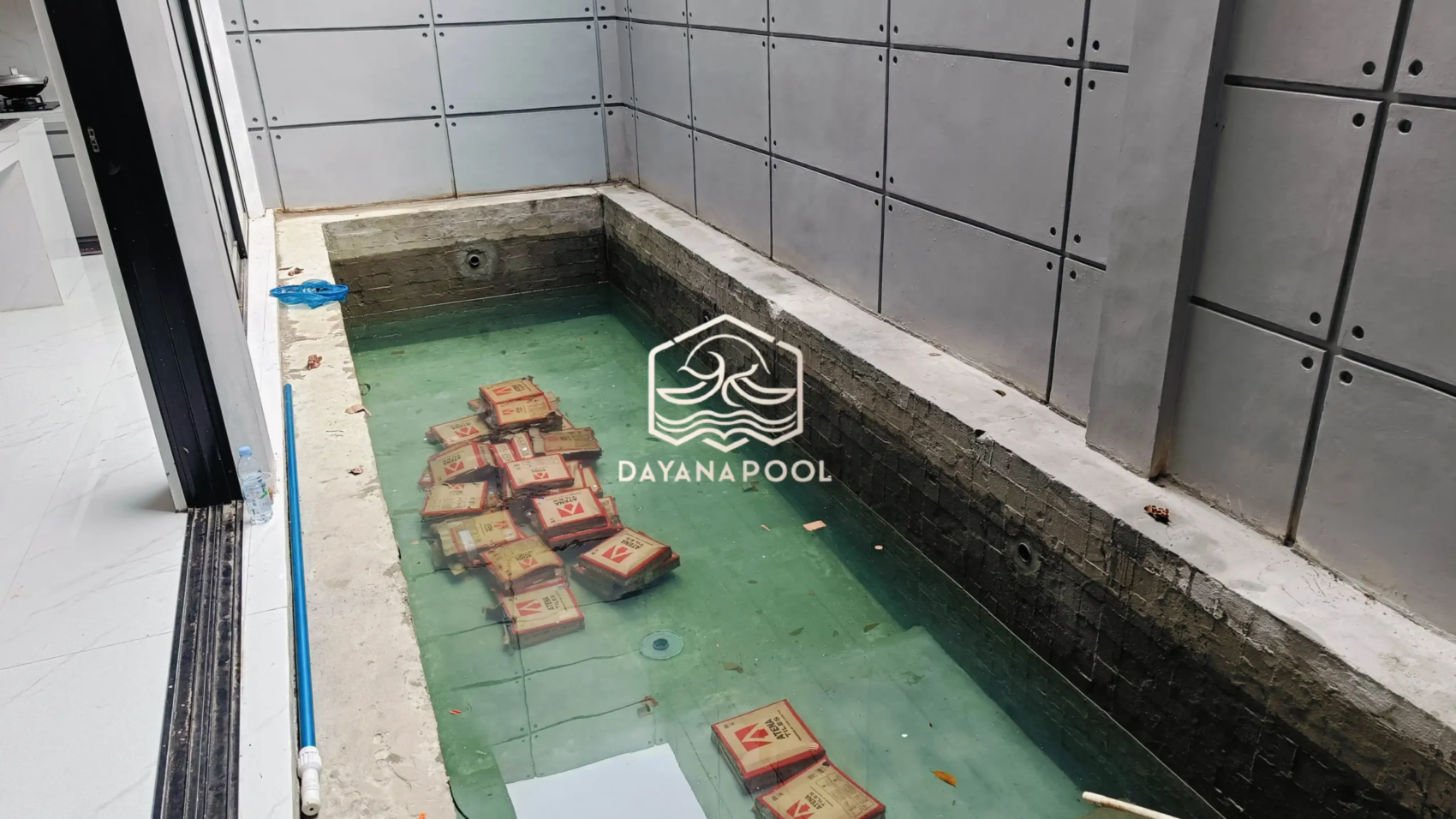 pemasangan keramik oleh tim dayanapool