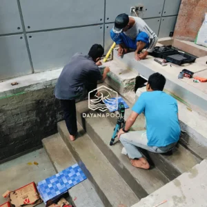 pemasangan keramik oleh tim dayanapool