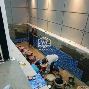 pemasangan keramik oleh tim dayanapool