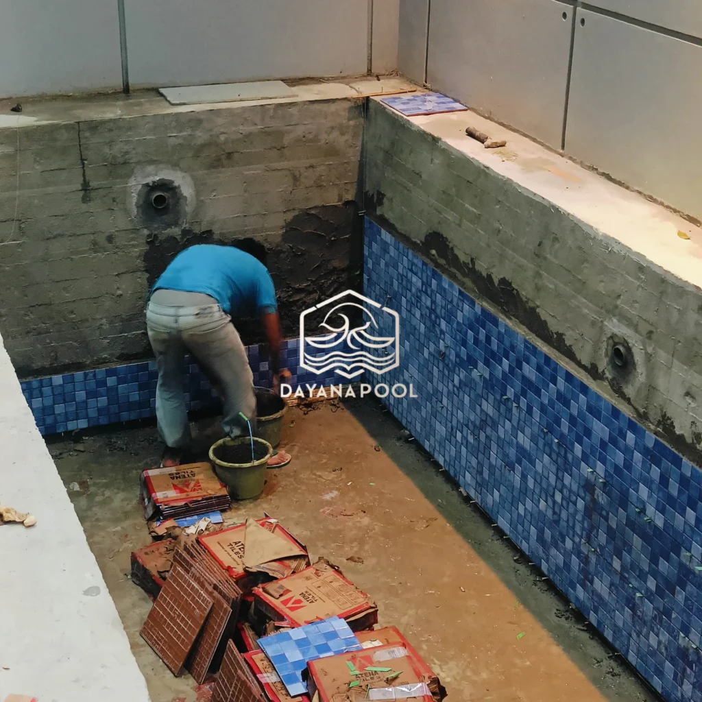 pemasangan keramik oleh tim dayanapool