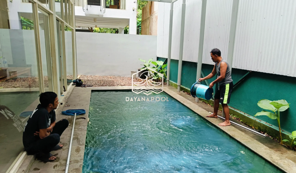 kolam renang dengan finishing batu Sukabumi