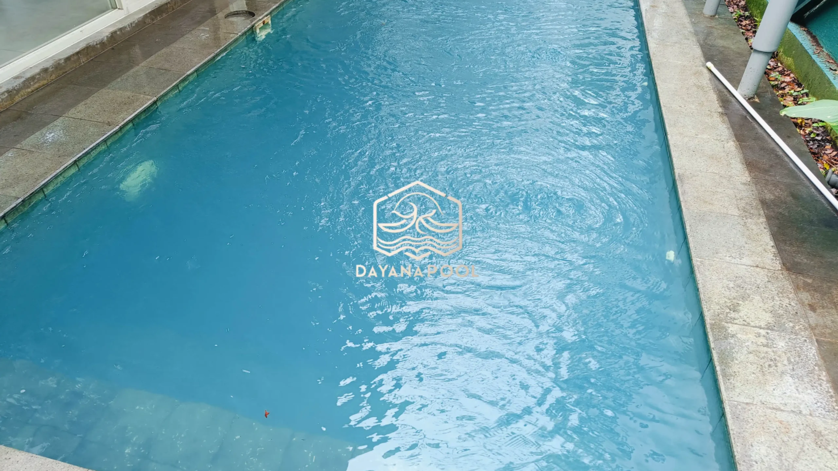 kolam renang skimmer minimalis dengan finishing keramik biru buatan dayanapool