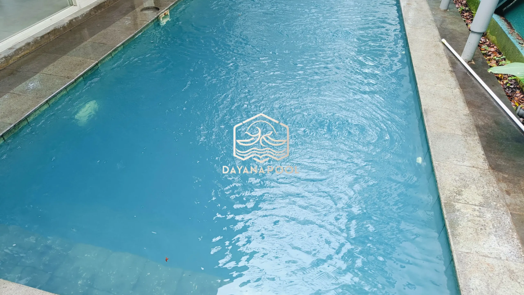 kolam renang skimmer minimalis dengan finishing keramik biru buatan dayanapool