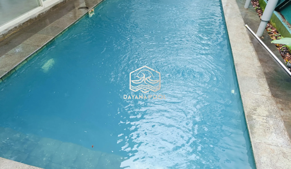 kolam renang skimmer minimalis dengan finishing keramik biru buatan dayanapool
