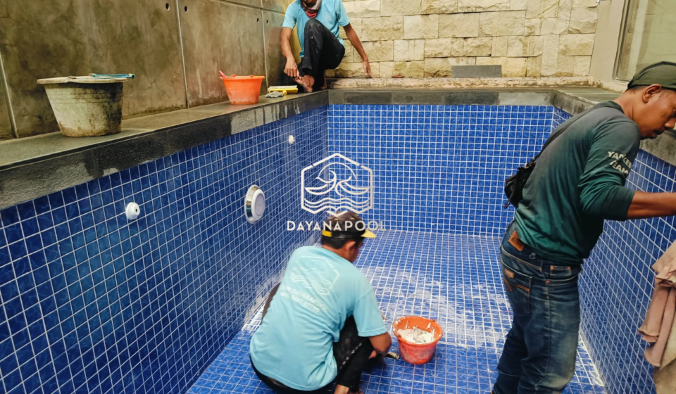 kolam renang skimmer minimalis dengan finishing keramik biru buatan dayanapool