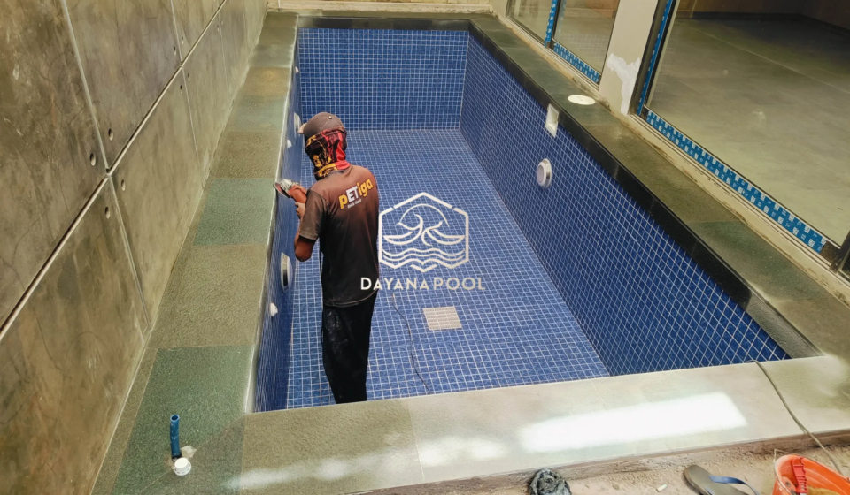 kolam renang skimmer minimalis dengan finishing keramik biru buatan dayanapool