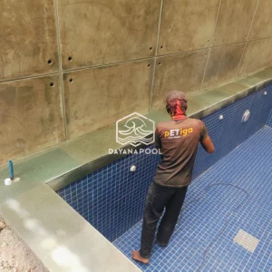 kolam renang skimmer minimalis dengan finishing keramik biru buatan dayanapool