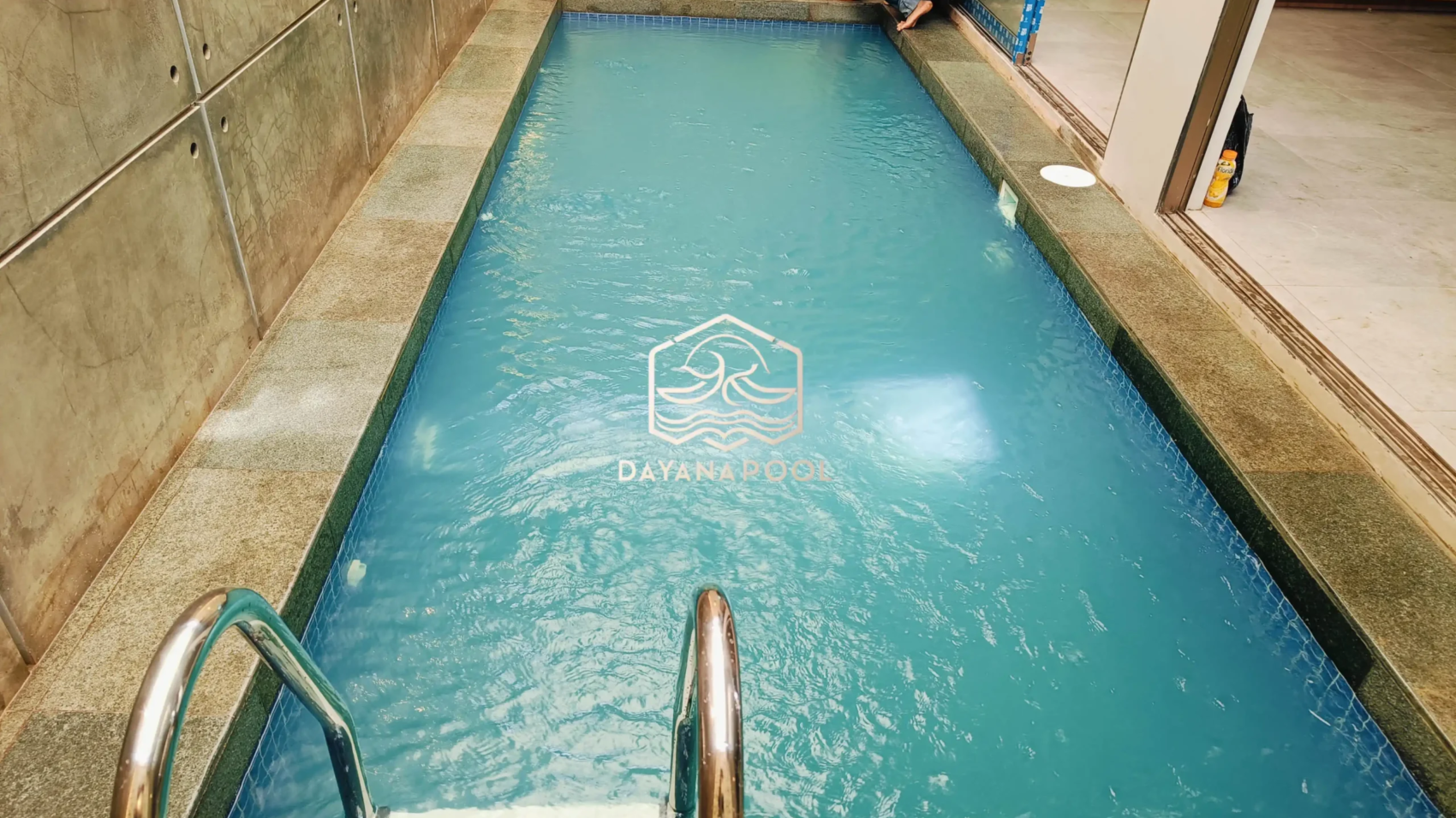 kolam renang skimmer minimalis dengan finishing keramik biru buatan dayanapool
