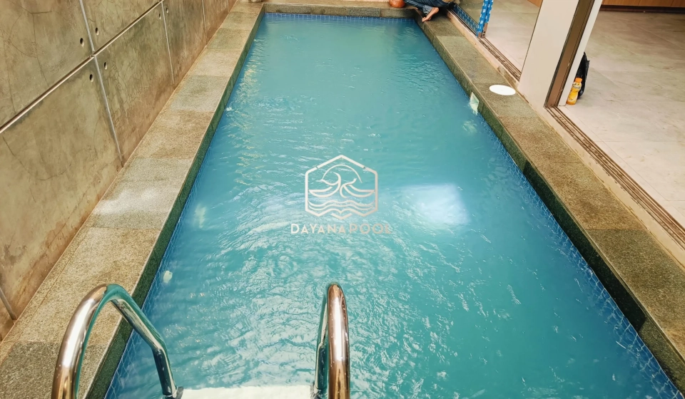 kolam renang skimmer minimalis dengan finishing keramik biru buatan dayanapool