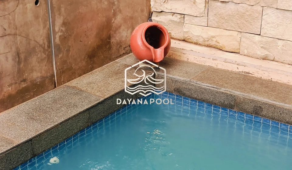 kolam renang skimmer minimalis dengan finishing keramik biru buatan dayanapool