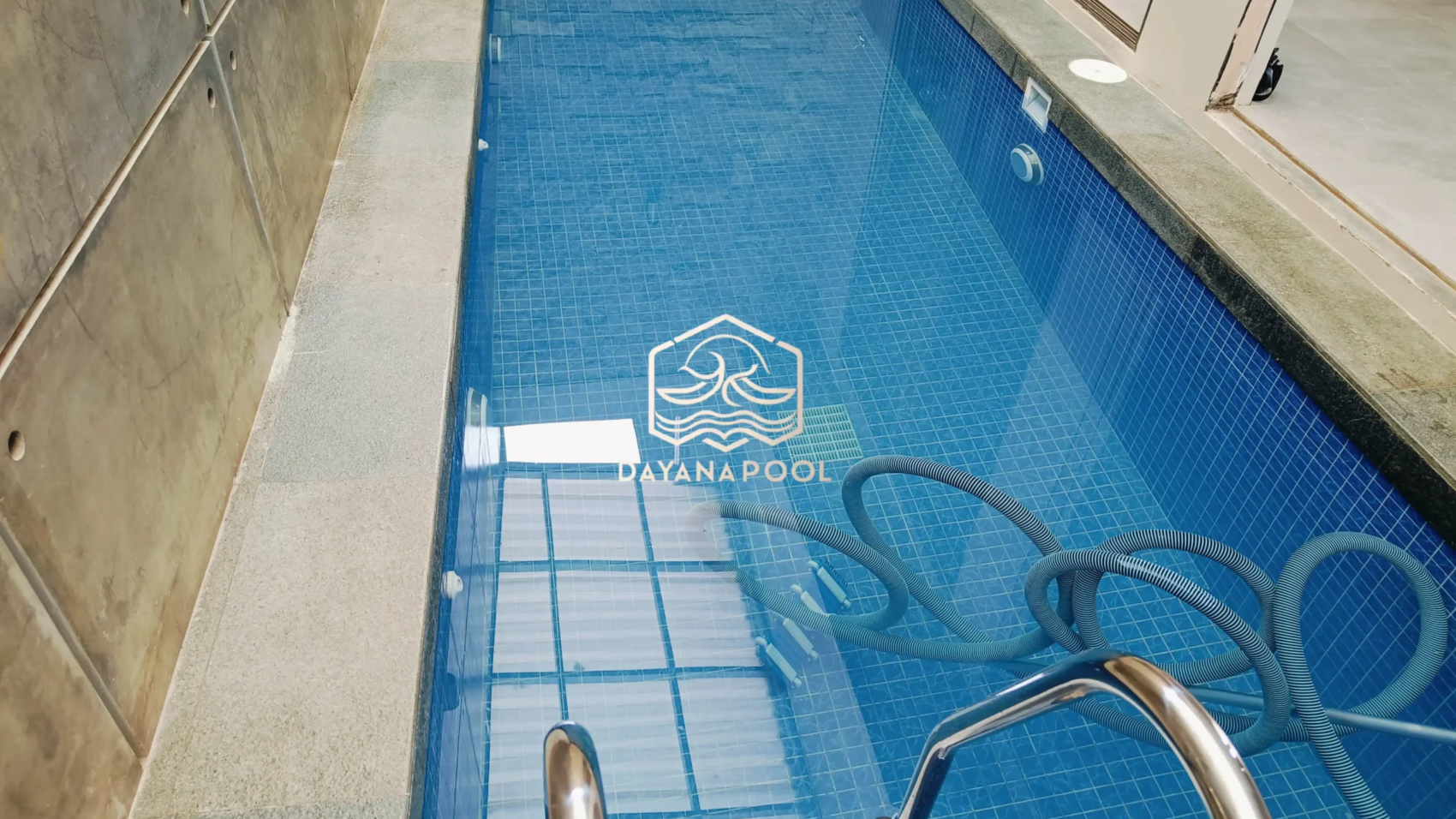 kolam renang skimmer minimalis dengan finishing keramik biru buatan dayanapool