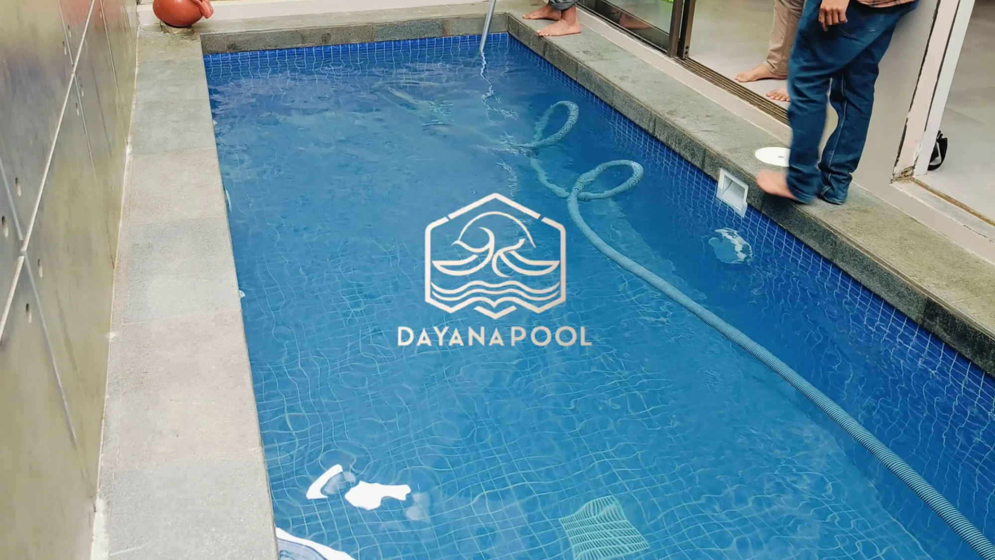 kolam renang skimmer minimalis dengan finishing keramik biru buatan dayanapool