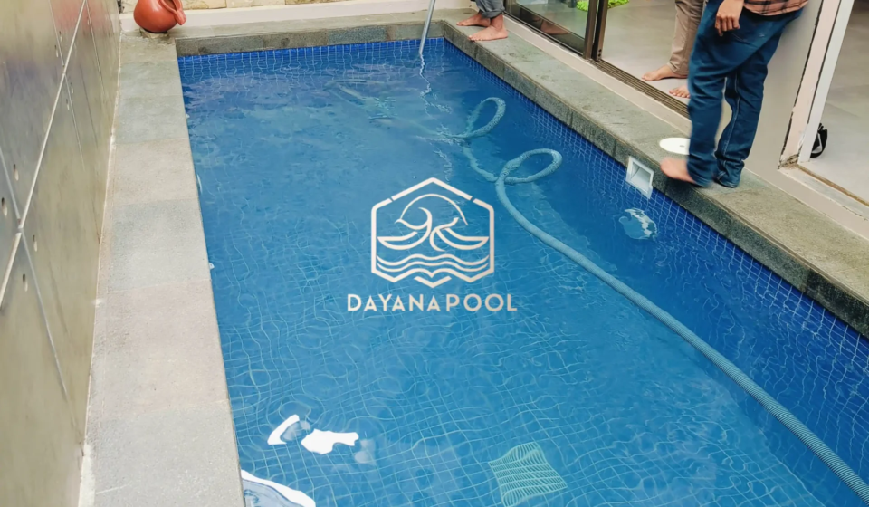 kolam renang skimmer minimalis dengan finishing keramik biru buatan dayanapool