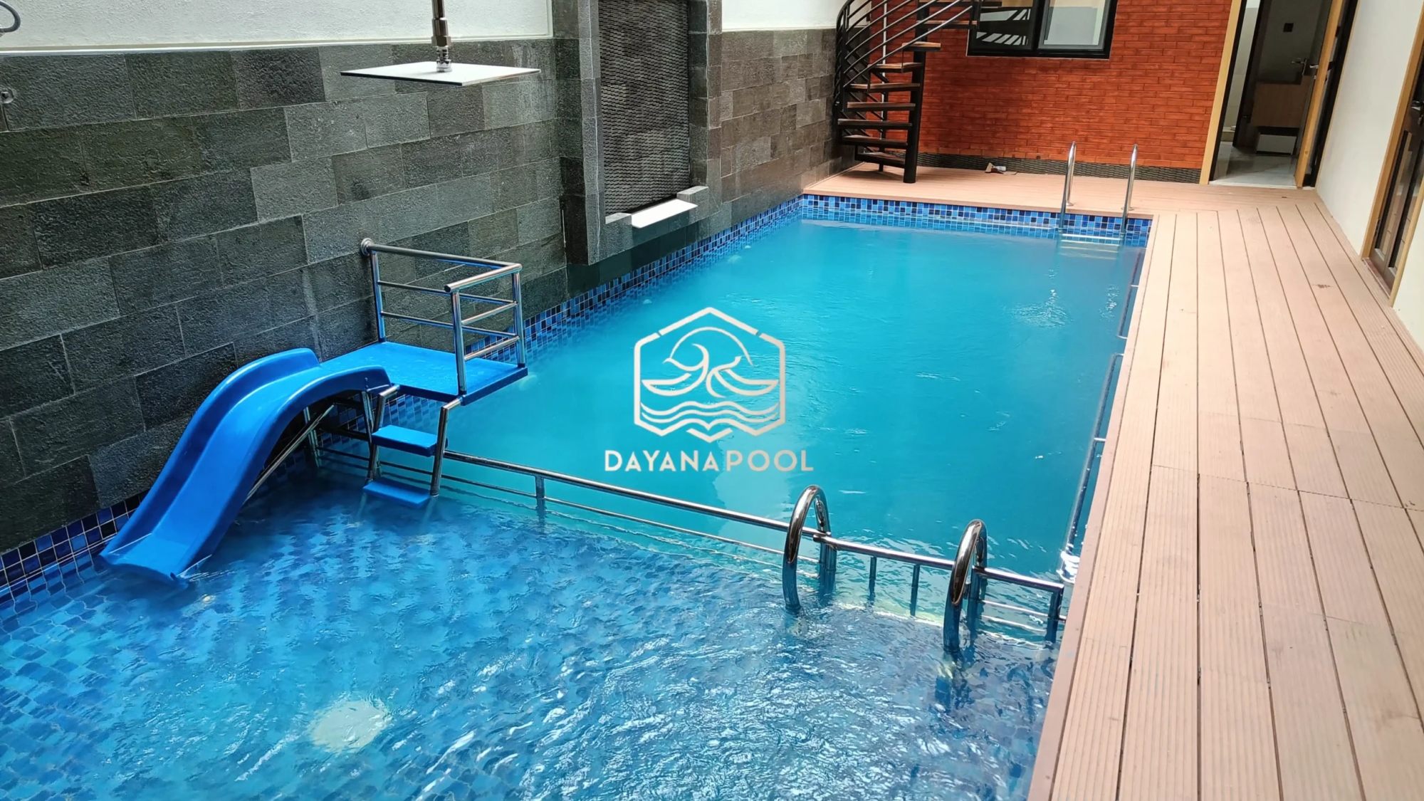 kolam renang dengan perosotan dan air tirai buatan dayanapool