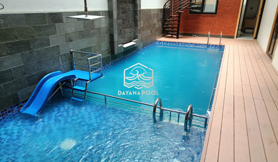 kolam renang dengan perosotan dan air tirai buatan dayanapool