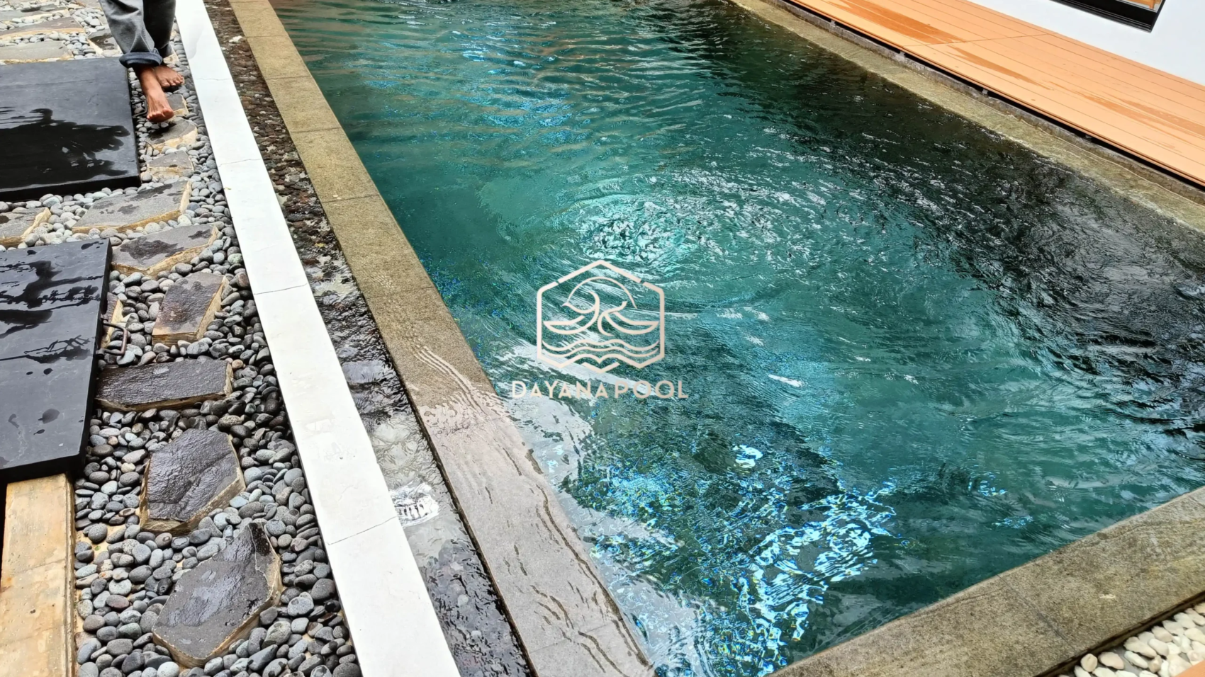 kolam renang dengan finishing batu andesit