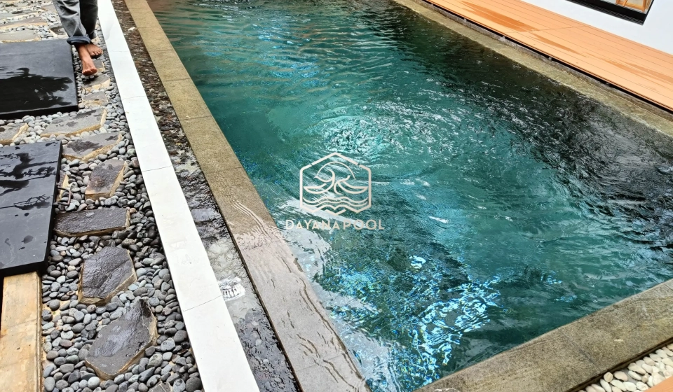 kolam renang dengan finishing batu andesit