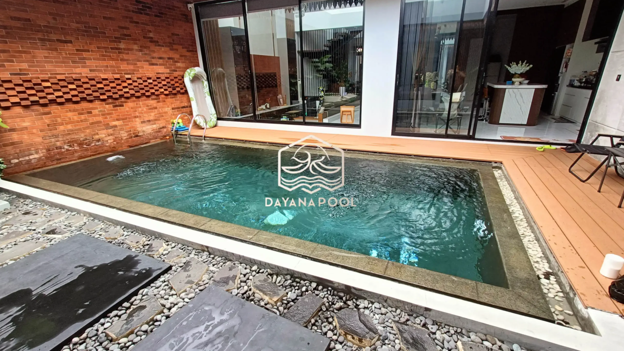 kolam renang dengan finishing batu andesit