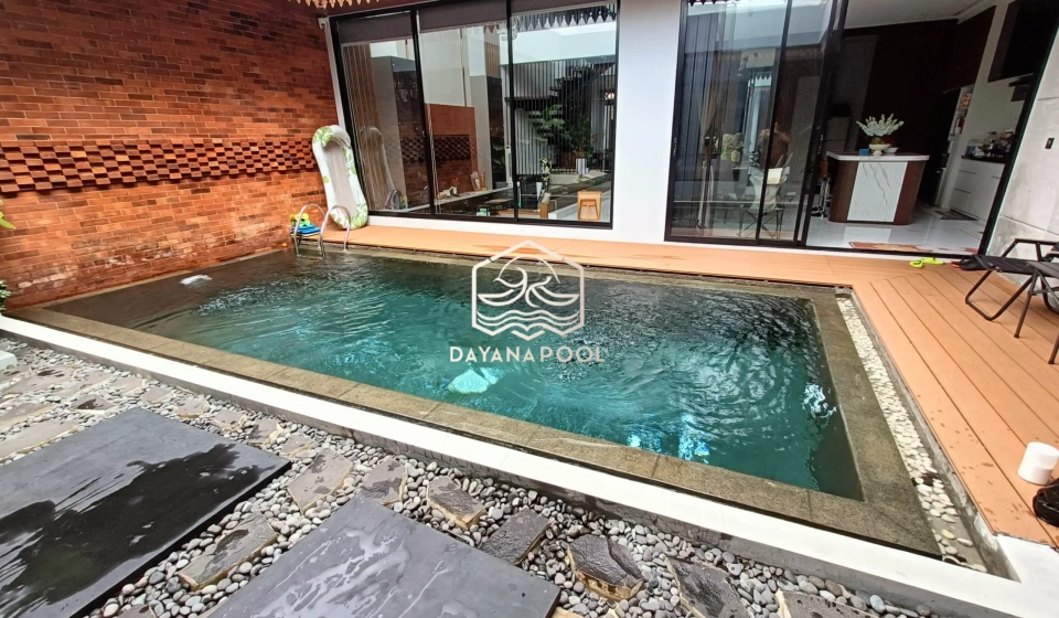 kolam renang dengan finishing batu andesit