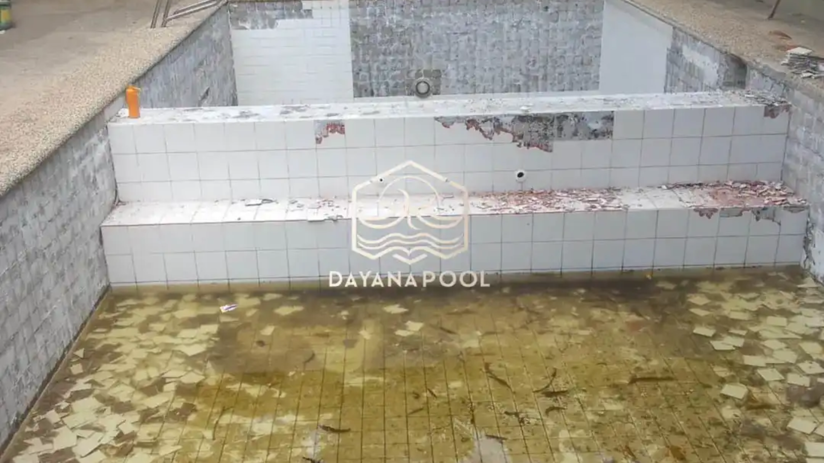 renovasi kolam renang tahap pembongkaran oleh tim dayanapool