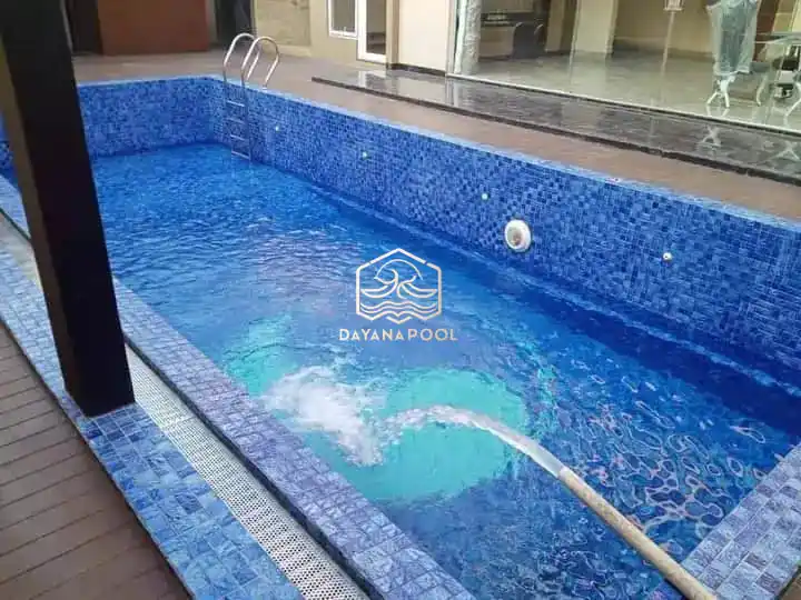 proses pengisian kolam renang