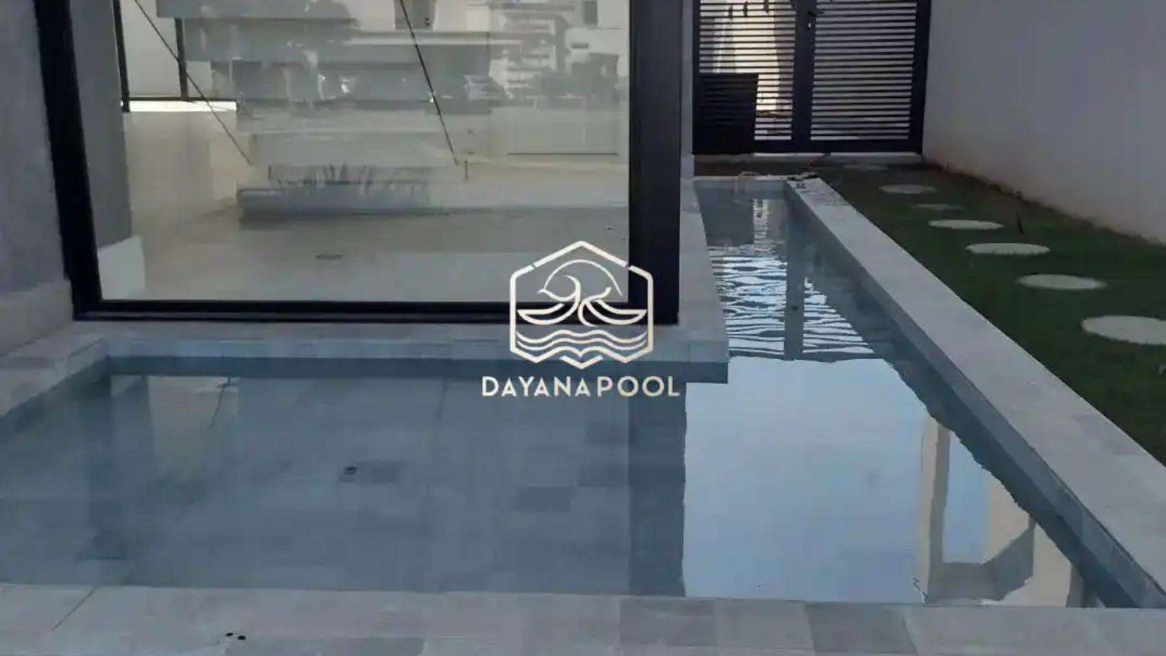 kolam renang denagan finishing batu buatan dayanapool