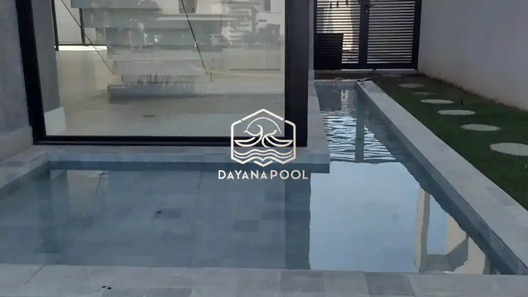 kolam renang denagan finishing batu buatan dayanapool