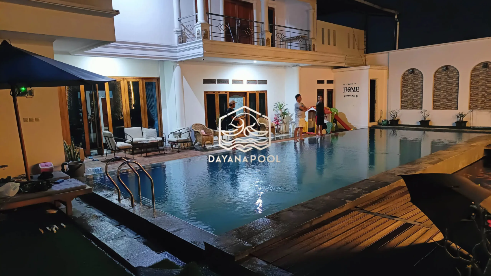 kolam renang overflow yang sedang di treatmen oleh dayanapool
