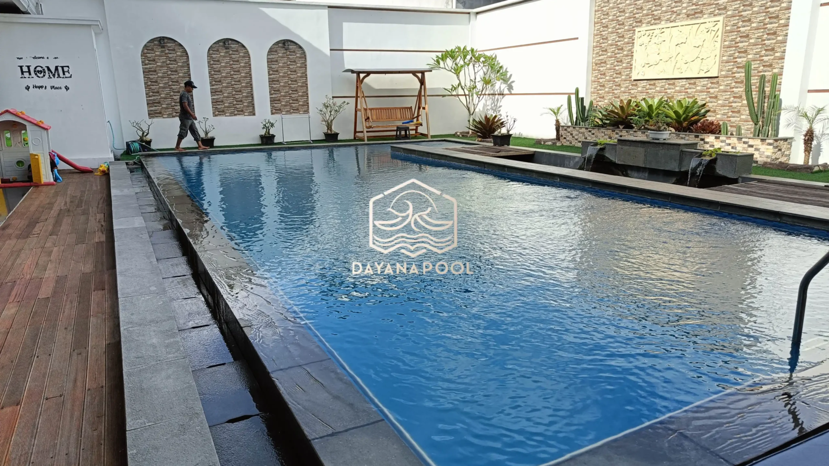 kolam renang overflow yang sedang di treatmen oleh dayanapool