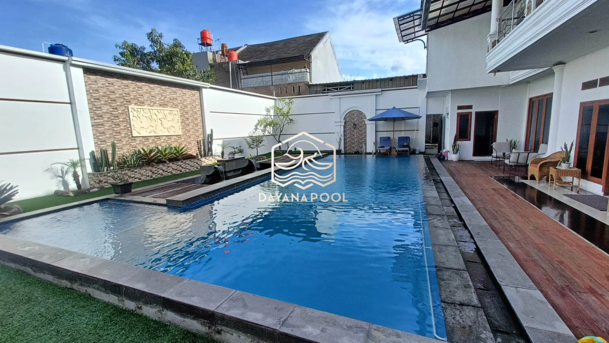 kolam renang overflow yang sedang di treatmen oleh dayanapool