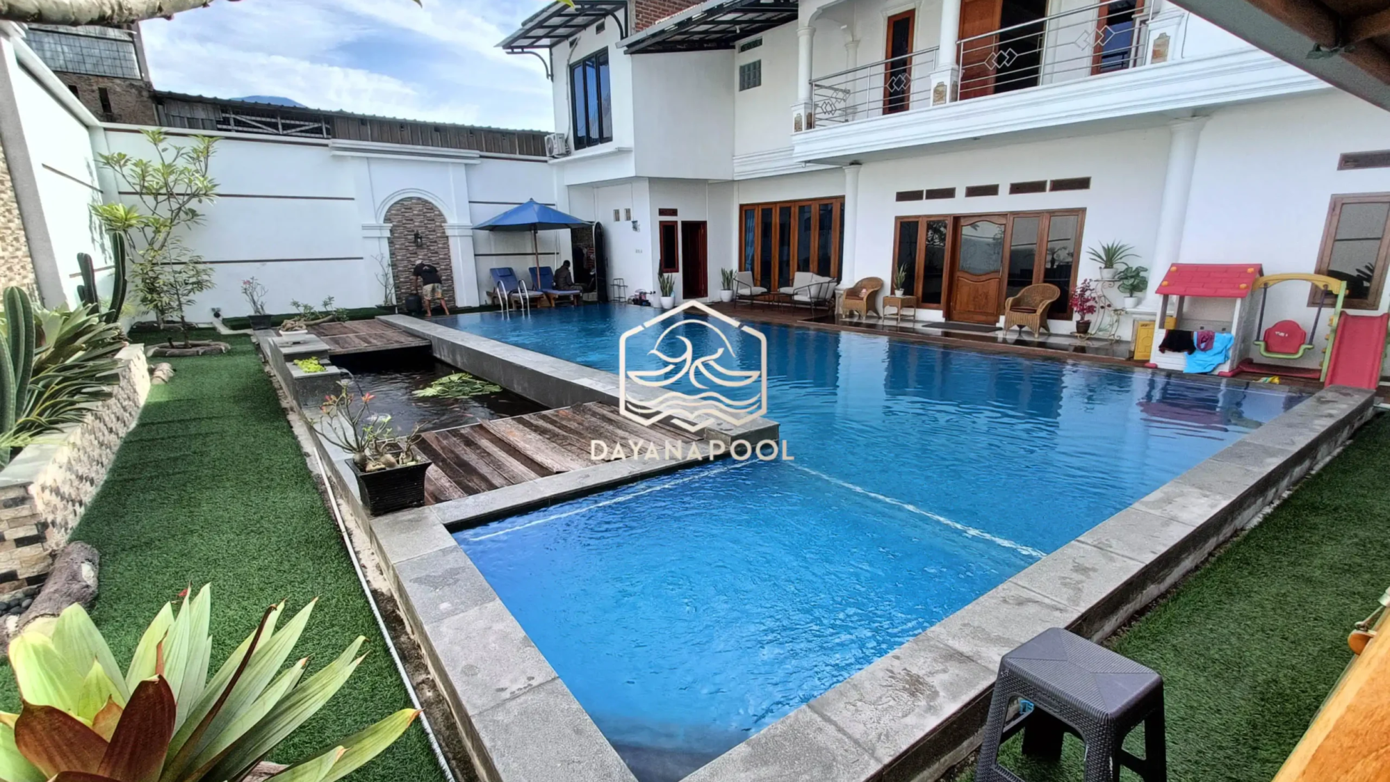 kolam renang overflow yang sedang di treatmen oleh dayanapool