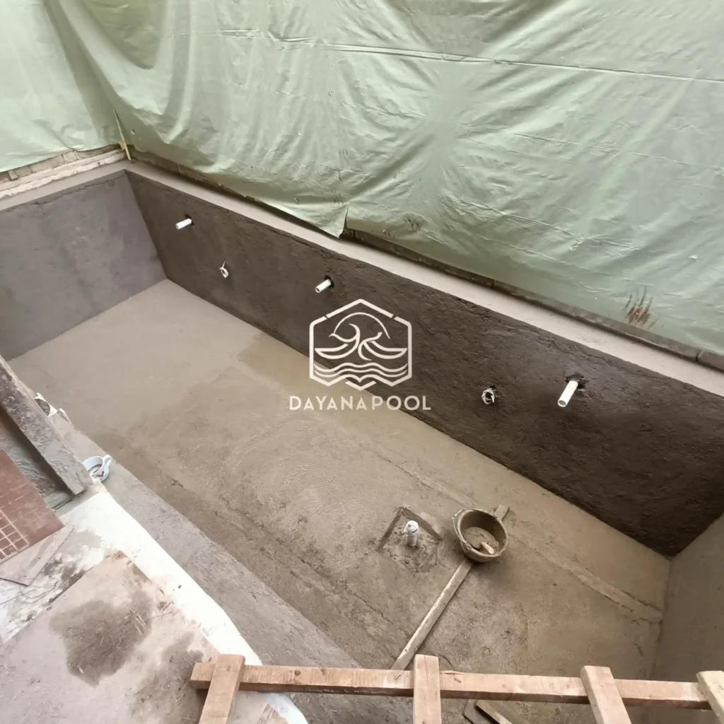 proses pemelesteran kolam renang oleh tim dayanapool
