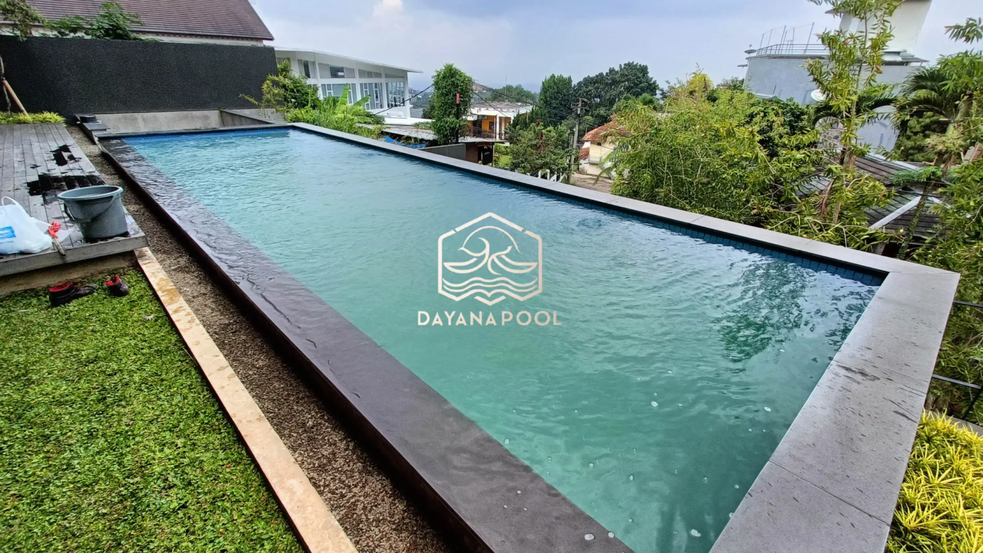 kolam renang denagn air yang kurang terawat