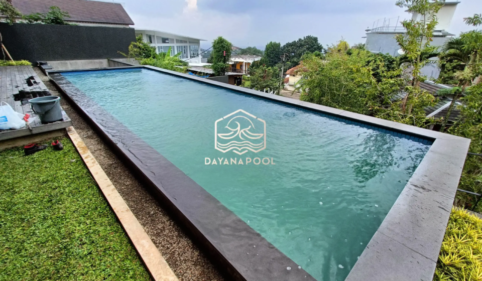 kolam renang denagn air yang kurang terawat