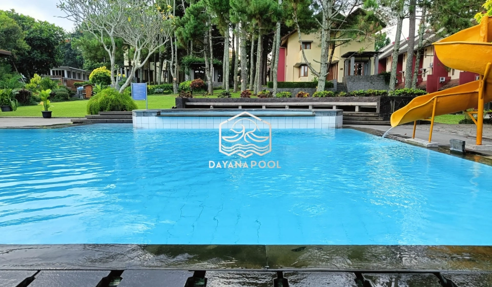 kolam renang denagn finishing keramik roman dan wahana bermain