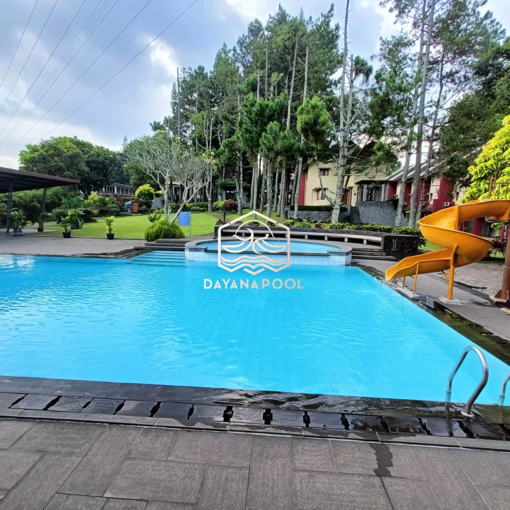 kolam renang denagn finishing keramik roman dan wahana bermain