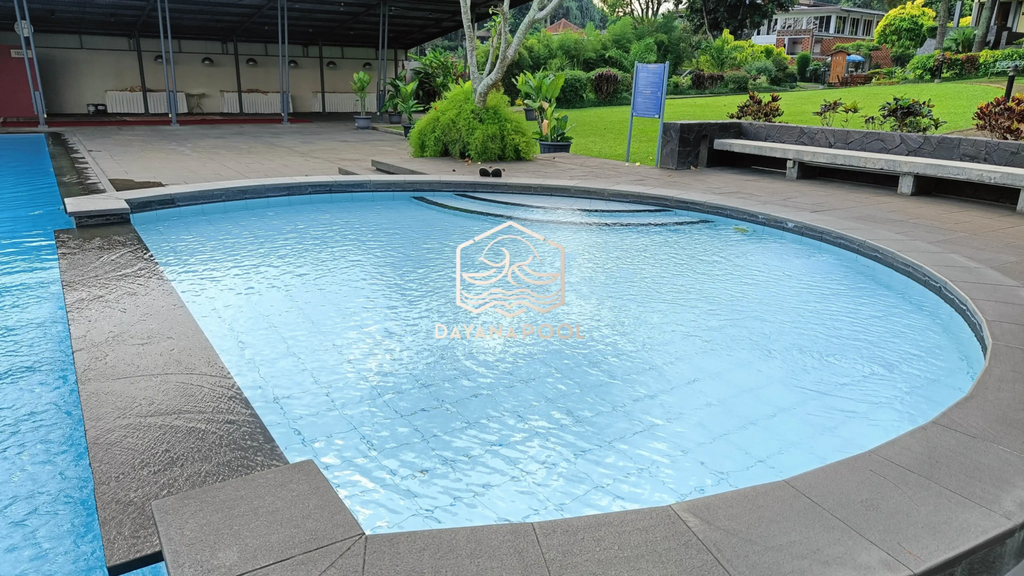 kolam renang denagn finishing keramik roman dan wahana bermain