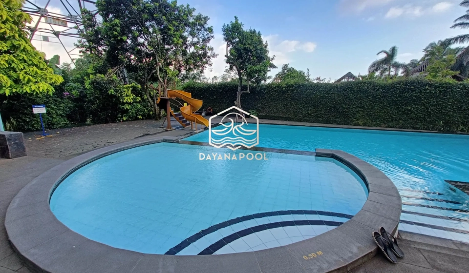 kolam renang denagn finishing keramik roman dan wahana bermain