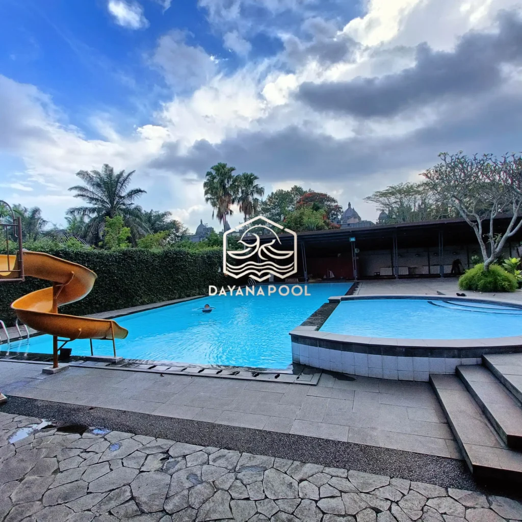 kolam renang denagn finishing keramik roman dan wahana bermain