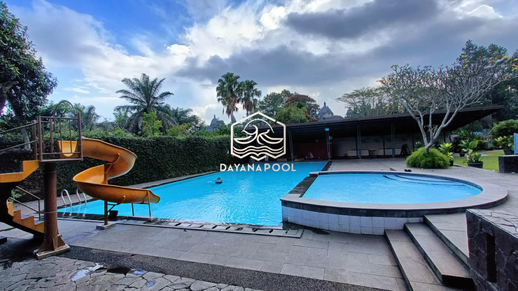 kolam renang denagn finishing keramik roman dan wahana bermain