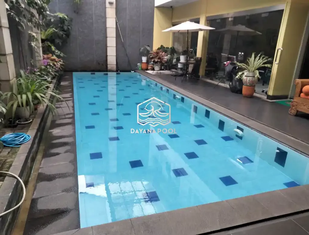 kolam renang denagn finishing keramik roman